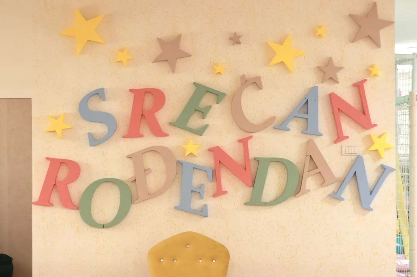 Dekoracija „Srećan rođendan” i bazen sa lopticama